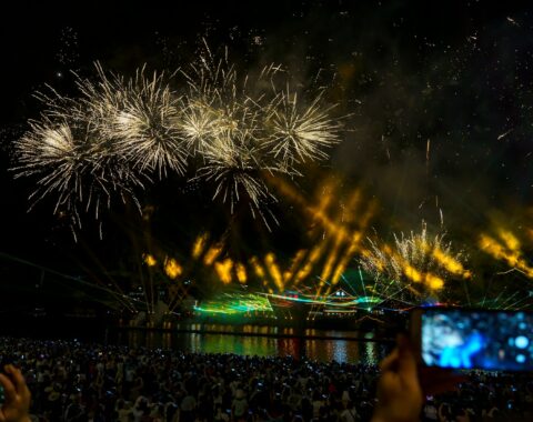 Fuegos artificiales sobre una multitud durante una celebración nocturna