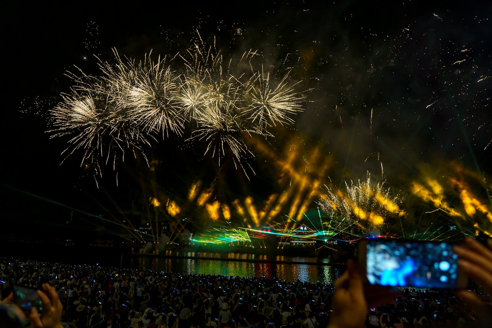 Fuegos artificiales sobre una multitud durante una celebración nocturna