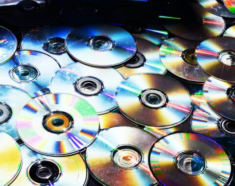 Pila de discos compactos que ilustra la reforma contra la piratería en México