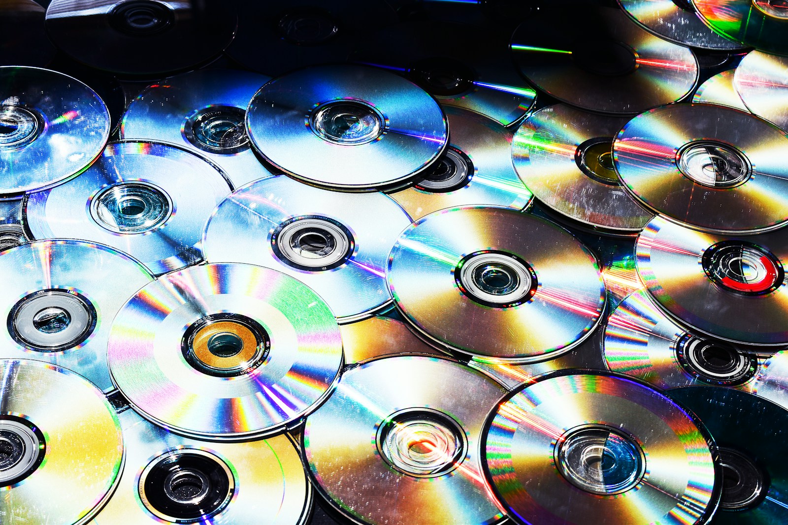 Pila de discos compactos que ilustra la reforma contra la piratería en México