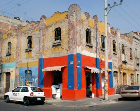 Esquina con edificios de departamentos en la colonia San Rafael de la Ciudad de México