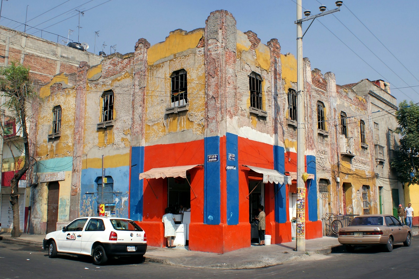 Esquina con edificios de departamentos en la colonia San Rafael de la Ciudad de México