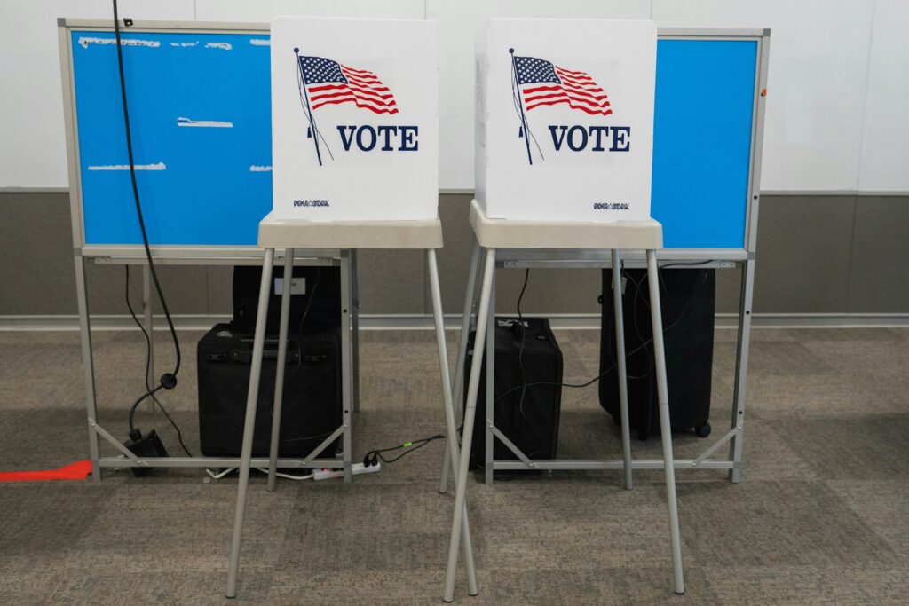 Dos mamparas de votación vacías listas para recibir a los electores