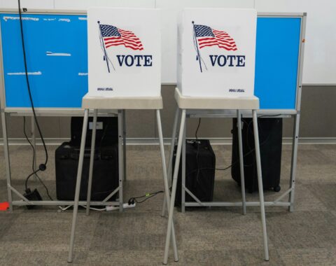 Dos mamparas de votación vacías listas para recibir a los electores