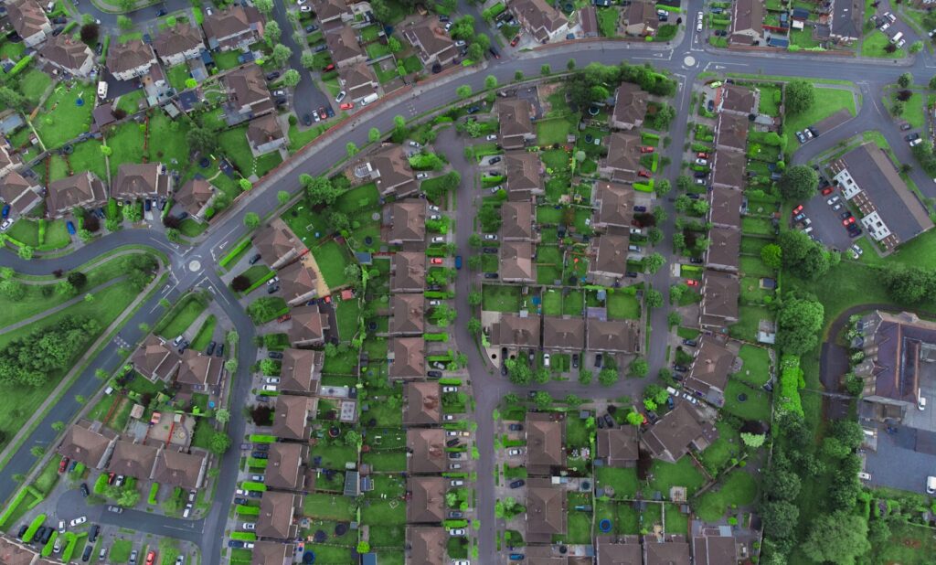 Vista aérea de una ciudad con manzanas, casas y calles, ilustrando el catastro de inmuebles