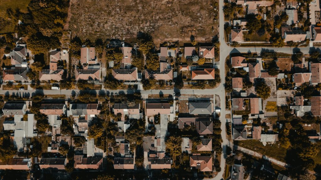 Vista aérea de un fraccionamiento de casas, ilustrativa del derecho a la vivienda adecuada en Sinaloa