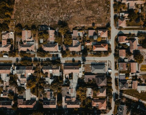 Vista aérea de un fraccionamiento de casas, ilustrativa del derecho a la vivienda adecuada en Sinaloa